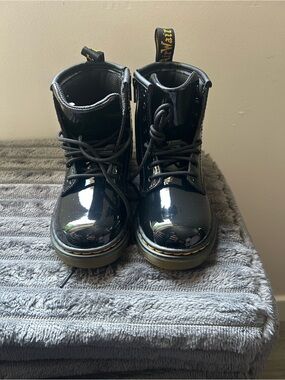 Dr. Martens Kids Black Patent Lace-Up Ankle Boots